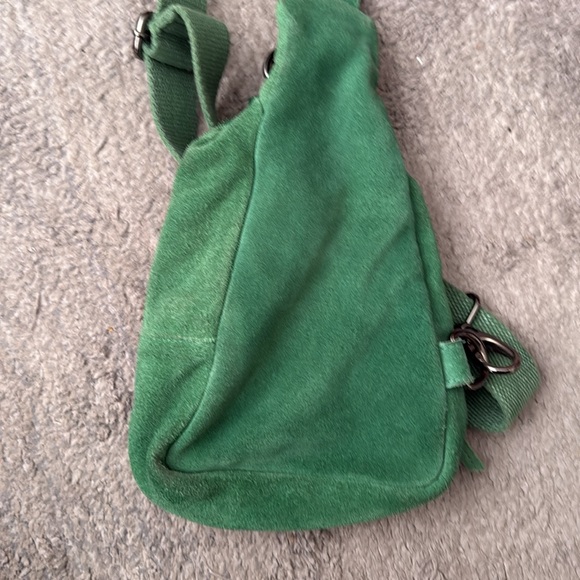 free people cross body bag in emerald - Picture 4 of 6